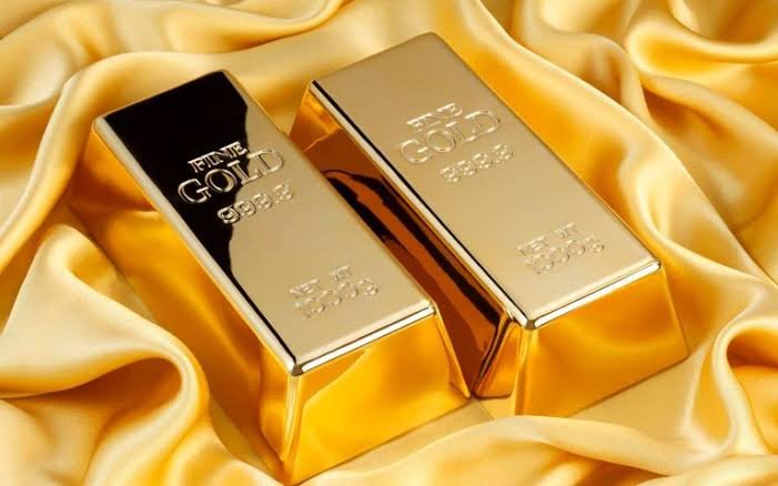 الذهب يتجه لتحقيق مكاسب شهرية مع ترقب قرار الفائدة الأمريكية