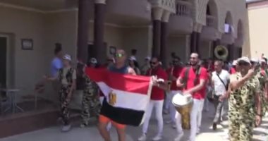 كيف احتفلت فنادق الغردقة بذكرى 30 يونيو بمشاركة السياح الأجانب والمصريين؟.. علم مصر بطول 30 مترا على شاطئ البحر.. فقرات فنية وطنية مختلفة.. مسئولو الفنادق: الاحتفالات عرفت الزائرين على ثورة الشعب..
