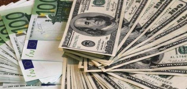 تراجع الدولار إلى أدنى مستوياته منذ بداية العام