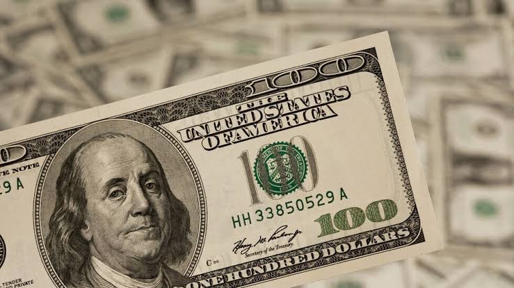 الدولار يتراجع وسط توقعات بقرب خفض الفائدة