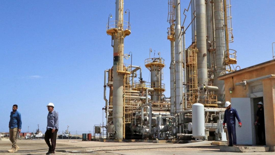 حكومة شرق ليبيا تعلن في بيان إغلاق جميع حقول النفط ووقف إنتاجه وتصديره
