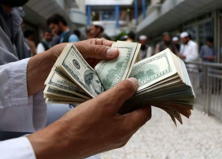 الدولار يواصل ارتفاعه أمام الجنيه في البنوك المصرية قرب 50 جنيهًا
