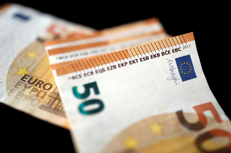 اليورو يتحرك فى المنطقة الإيجابية قبيل بيانات التضخم الأوروبية