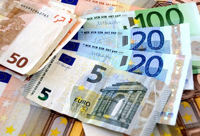 تراجع سعر اليورو في التعاملات الصباحية اليوم
