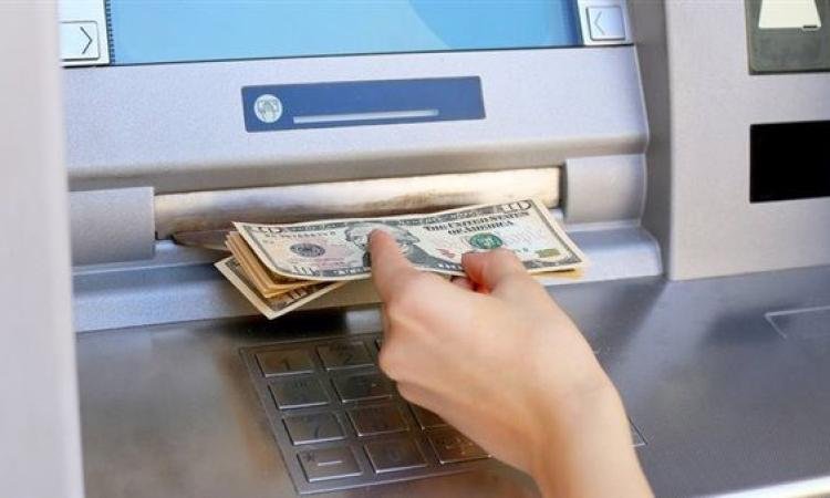 سعر الدولار مقابل الجنيه المصري في التعاملات الصباحية بالبنوك