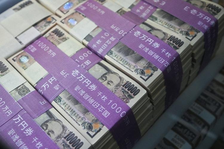 الين يصعد وسط توقعات بقرب رفع بنك اليابان أسعار الفائدة