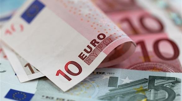 اليورو يتأرجح وسط تأثر المعنويات بالاضطرابات السياسية في فرنسا