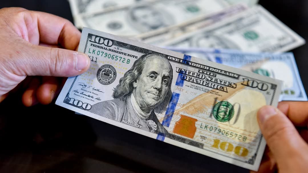 الدولار  يتخطى الـ50 جنيها خلال بداية التعاملات بالبنوك المصرية