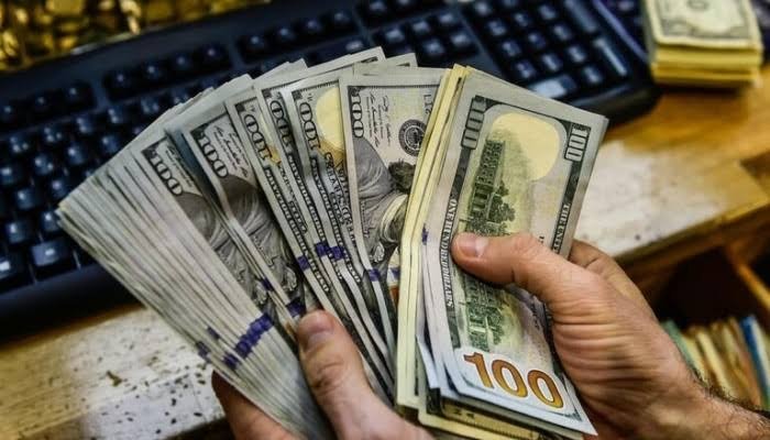 فايننشال تايمز: الدولار في طريقه لتحقيق أكبر ارتفاع منذ الانتخابات الرئاسية الأمريكية