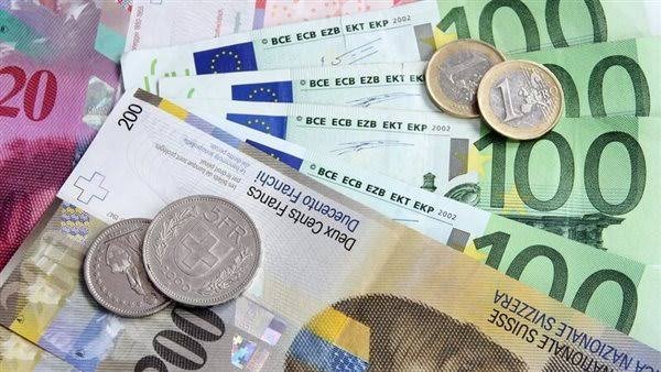 تراجع الفرنك السويسري أمام الدولار بعد قرار خفض الفائدة