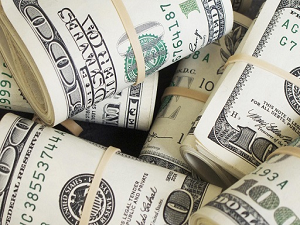 الدولار يتداول عند أدنى مستوى في 5 أشهر