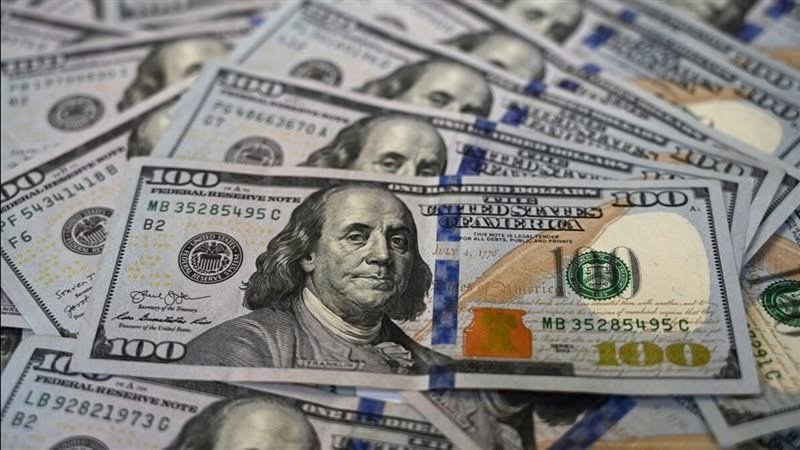 الدولار يتراجع من أعلى مستوياته في ثلاثة أسابيع وسط ترقب للرسوم الجمركية الأمريكية