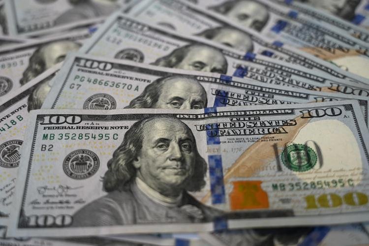 تراجع الدولار مع تزايد المخاوف بشأن النمو الأميركي وبيانات الوظائف
