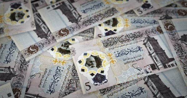 المركزي الليبي يخفّض سعر صرف الدينار إلى 5.5 مقابل الدولار