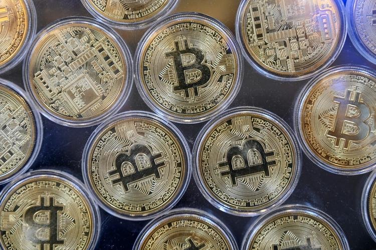 العملات المشفرة تتراجع وسط عاصفة الرسوم الجمركية