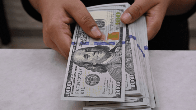 ارتفاع الدولار الأميركي مقابل عملات الملاذ الآمن بعد تعليق الرسوم الجمركية