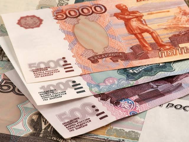 الروبل الروسي قرب أعلى مستوى أمام الدولار منذ يونيو 2024