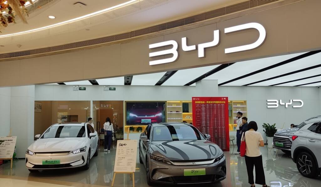 “بي واي دي” تحقق أفضل مبيعات شهرية في 2025