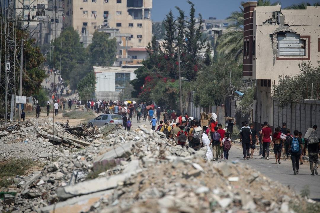 شاحنات المساعدات تبدأ بالتوجه من مصر إلى غزة