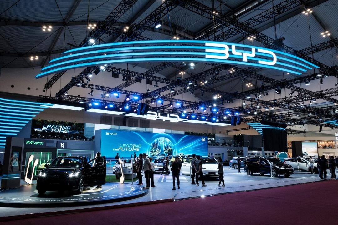 تسليمات BYD تتراجع لأول مرة هذا العام وسط احتدام المنافسة في سوق المركبات الكهربائية