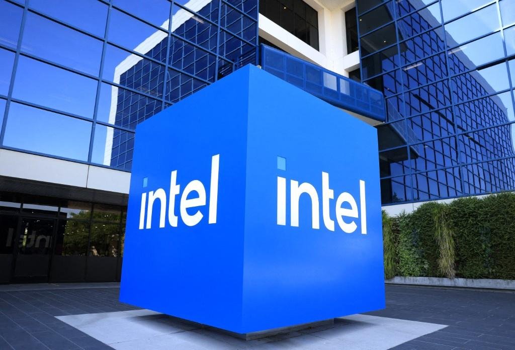“MGX” الإماراتية تنضم إلى صفقة شراء مُصنعة رقائق من Intel