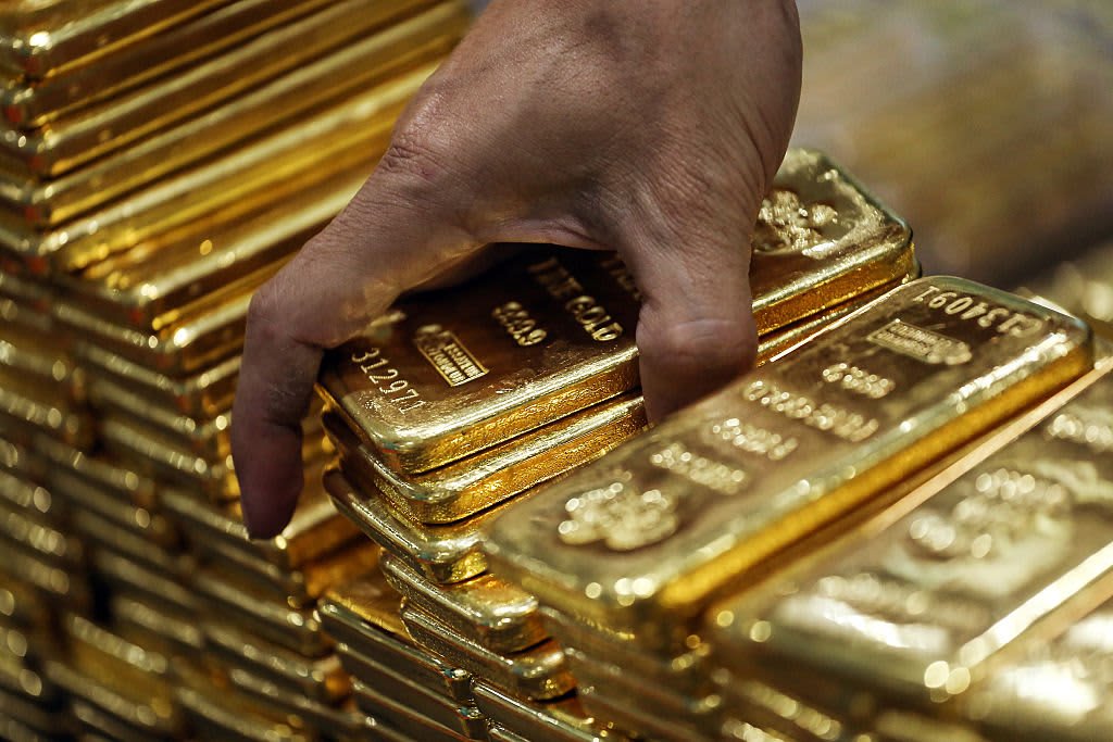 الذهب يرتفع مع تراجع الدولار وترقب اجتماع ترامب وشي