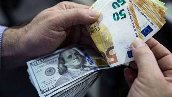 اليورو يواصل خسائره أمام الدولار الأمريكي مع تراجع شهية المخاطرة في الأسواق