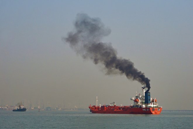 اليونان تغير موقفها وتنسحب من دعم ضريبة الكربون على الشحن البحري