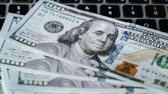 الدولار يتكبد خسائر أسبوعية مع تزايد المخاوف التجارية