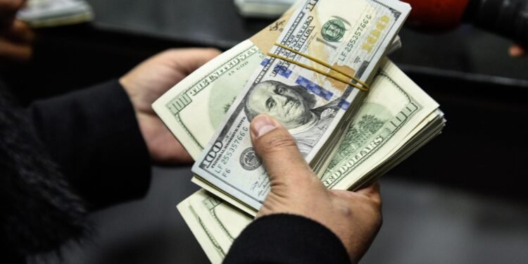 الدولار يتراجع بعد تحسن شهية المستثمرين إثر انتهاء الإغلاق الحكومي الأميركي