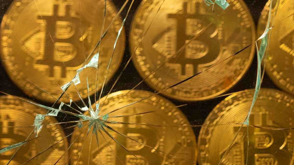 بيتكوين تهبط إلى 87 ألف دولار مع ضغط تدفقات ETF السلبية وضعف التداولات
