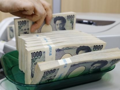 الين يوسع مكاسبه لأعلى مستوى في أسبوعين بفضل الفائدة اليابانية