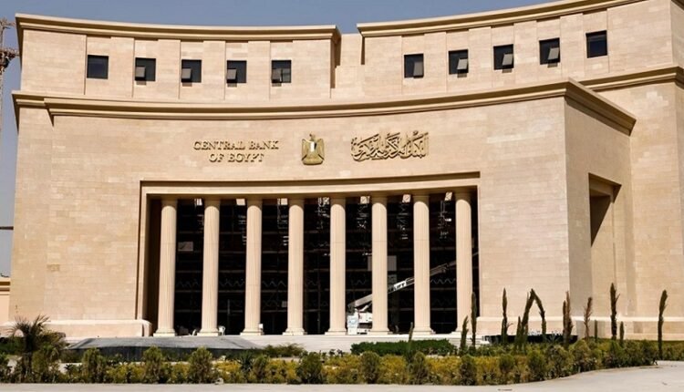 المركزي المصري: ارتفاع تحويلات العاملين بالخارج إلى 10.8 مليار دولار
