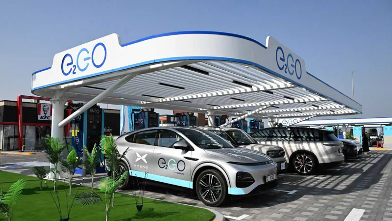 أدنوك تدشن مركز E2GO لشحن السيارات الكهربائية فائق السرعة