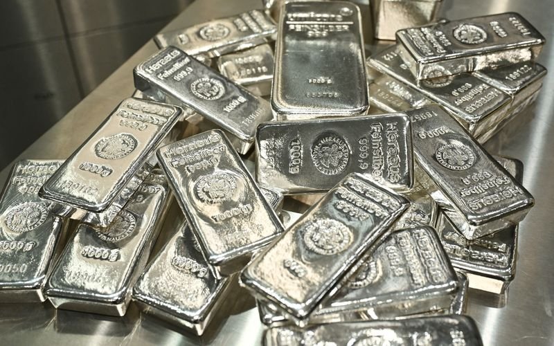 إتش إس بي سي يرفع توقعاته لأسعار الفضة خلال 2026