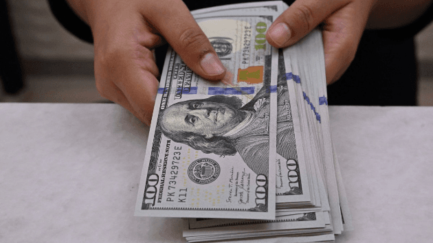 الدولار يتماسك بدعم توقعات تأجيل خفض الفائدة الأميركية