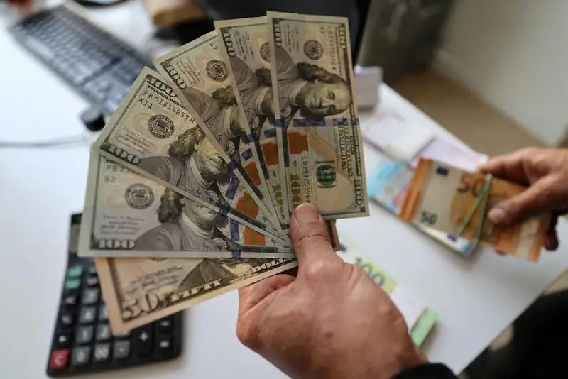 الدولار يرتفع وسط عزوف عن المخاطرة مع تصاعد التوتر الجيوسياسي
