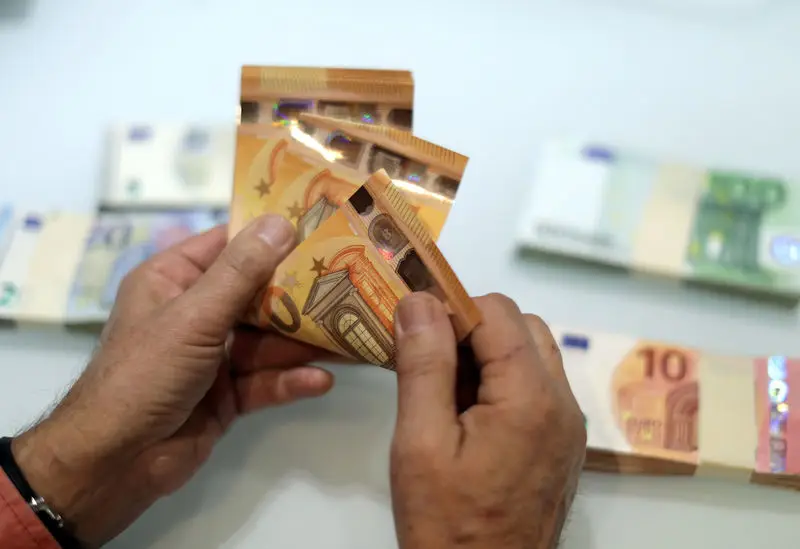 اليورو يتحرك فى المنطقة السلبية تحت أنظار السلطات النقدية الأوروبية