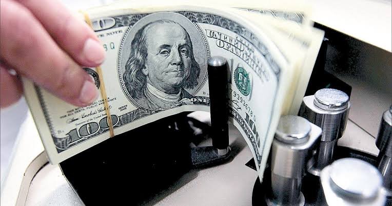 تراجع الدولار من ذروته الأسبوعية والين يواجه ضغوطًا قرب خسائر أسبوعية