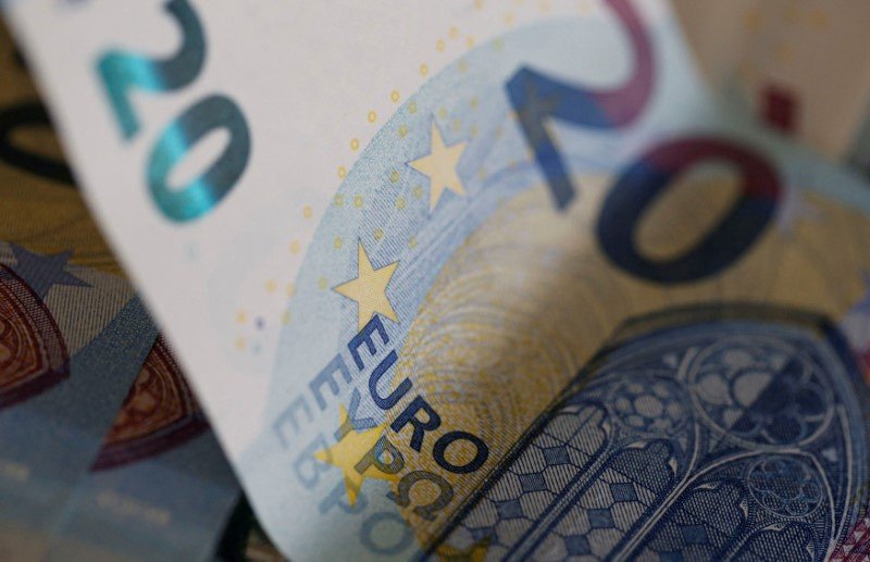 اليورو يتحرك فى المنطقة السلبية بسبب الفائدة الأوروبية