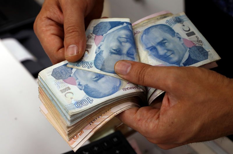 الليرة التركية تحت الضغط.. رهانات الهبوط تتزايد والدولار قرب مستوى غير مسبوق