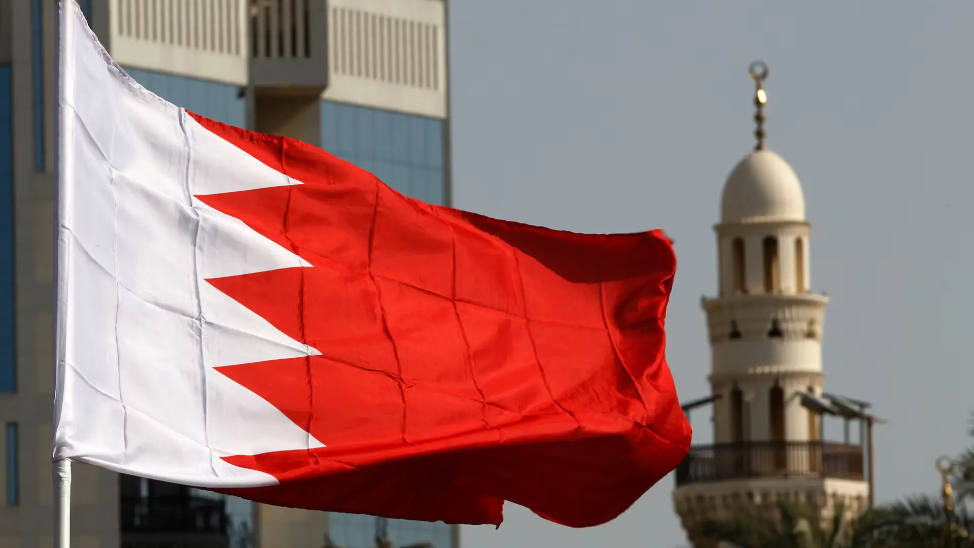 موديز تخفض النظرة المستقبلية للبحرين إلى سلبية تحت ضغط توترات الشرق الأوسط