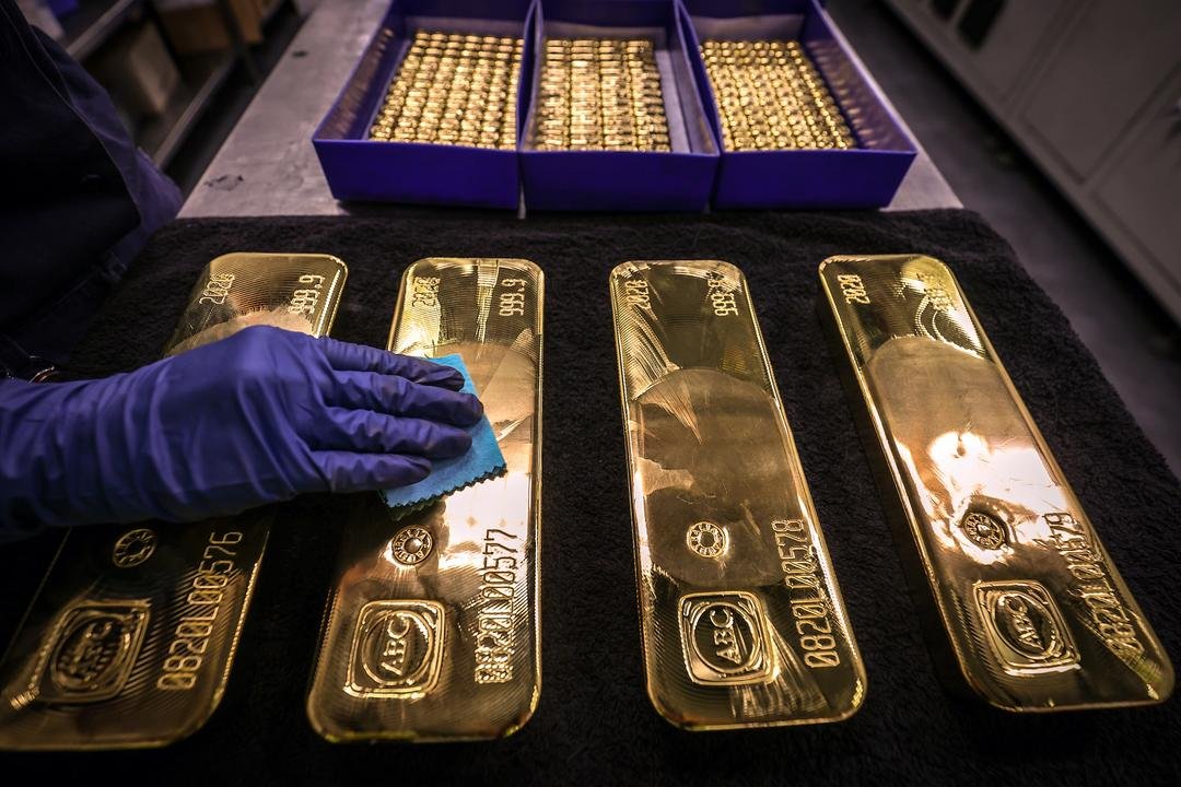 الذهب يرتفع مدفوعًا بضعف الدولار وتوتر العلاقات الأمريكية الإيرانية